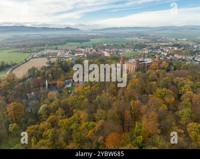Marianna Oranska Palast, Polen. Drohnenblick auf den Palast in Kamieniec Zabkowicki, einem historischen neogotischen Palast in der Stadt Kamieniec Stockfoto