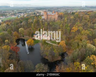 Marianna Oranska Palast, Polen. Drohnenblick auf den Palast in Kamieniec Zabkowicki, einem historischen neogotischen Palast in der Stadt Kamieniec Stockfoto