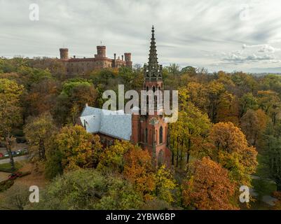 Marianna Oranska Palast, Polen. Drohnenblick auf den Palast in Kamieniec Zabkowicki, einem historischen neogotischen Palast in der Stadt Kamieniec Stockfoto