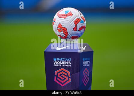 Brighton UK 19. Oktober 2024 - der Ball während des Barclays Women's Super League Fußballspiels zwischen Brighton & Hove Albion und Manchester United im American Express Stadium , Brighton : Credit Simon Dack /TPI/ Alamy Stockfoto