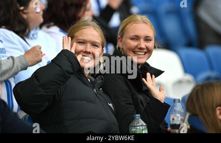 Brighton UK 19. Oktober 2024 - Brighton Fans beim Barclays Women's Super League Fußballspiel zwischen Brighton & Hove Albion und Manchester United im American Express Stadium , Brighton : Credit Simon Dack /TPI/ Alamy Stockfoto