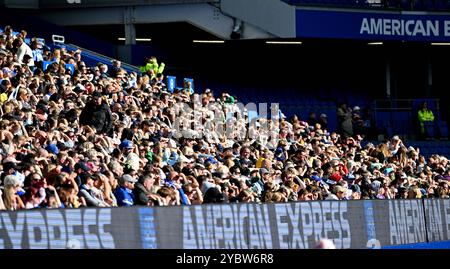 Brighton UK 19. Oktober 2024 - Brighton Fans im Sonnenschein während des Barclays Women's Super League Fußballspiels zwischen Brighton & Hove Albion und Manchester United im American Express Stadium , Brighton : Credit Simon Dack /TPI/ Alamy Stockfoto