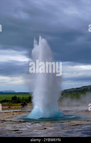 Island, Region Vesturland, Haukadalur-Tal, Geysir, Eruption des Strokkur-Geysirs Stockfoto