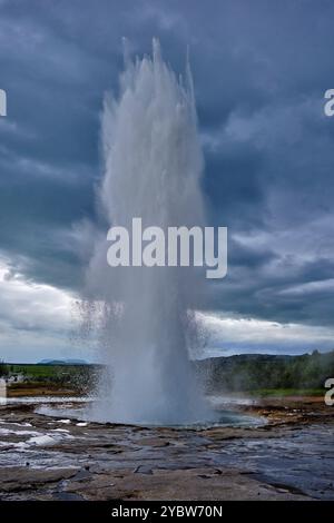 Island, Region Vesturland, Haukadalur-Tal, Geysir, Eruption des Strokkur-Geysirs Stockfoto