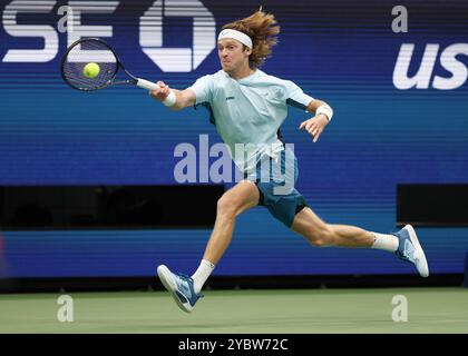 Tennisspieler Andrey Rublev aus Russland in Aktion bei den US Open 2024 Championships, Billie Jean King Tennis Center, Queens, New York, USA. Stockfoto