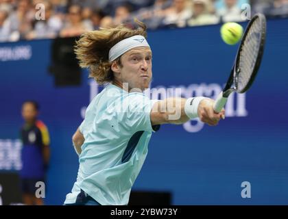 Tennisspieler Andrey Rublev aus Russland in Aktion bei den US Open 2024 Championships, Billie Jean King Tennis Center, Queens, New York, USA. Stockfoto