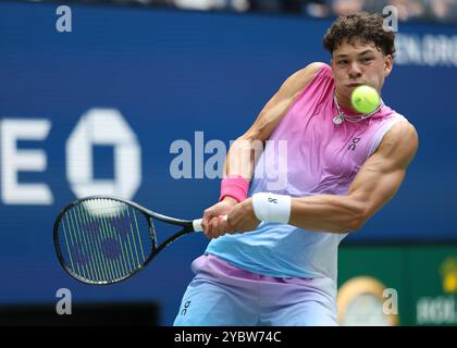 Tennisspieler Ben Shelton in Aktion bei den US Open 2024 Championships, Billie Jean King Tennis Center, Queens, New York, USA. Stockfoto