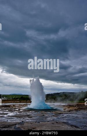 Island, Region Vesturland, Haukadalur-Tal, Geysir, Eruption des Strokkur-Geysirs Stockfoto