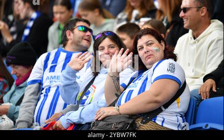 Brighton UK 19. Oktober 2024 - Brighton Fans beim Barclays Women's Super League Fußballspiel zwischen Brighton & Hove Albion und Manchester United im American Express Stadium , Brighton : Credit Simon Dack /TPI/ Alamy Stockfoto