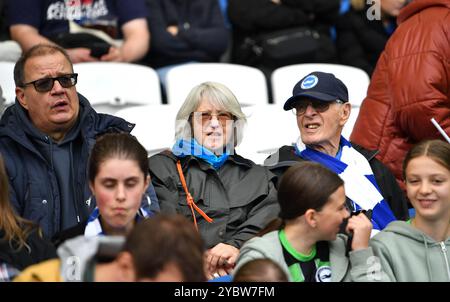 Brighton UK 19. Oktober 2024 - Fans beim Barclays Women's Super League Fußballspiel zwischen Brighton & Hove Albion und Manchester United im American Express Stadium , Brighton : Credit Simon Dack /TPI/ Alamy Stockfoto