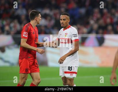 München, Deutschland, 19. Oktober 2024: Fussball, Herren, Bundesliga, Saison 2024/2025, FC Bayern München - VFB Stuttgart, Allianz Arena Jamie Leweling (VfB Stuttgart) (re.) Stehende DFB- und DFL-Vorschriften verbieten die Verwendung von Fotos als Bildsequenzen und/oder Quasi-Video Stockfoto