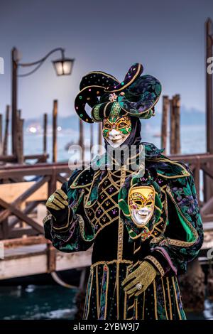 Venedig, Italien - 5. Februar 2024: Hübsches Kostüm eines Mannes während des Karnevals von Venedig in Italien Stockfoto
