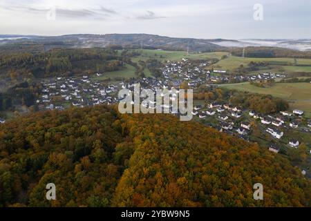 Herbstmorgen im Siegerland. Luftaufnahme bei Siegen-Oberschelden. In den Taelern Tälern im Hintergrund liegt Nebel. Im Vordergrund hat sich der Wald herbstlich verfaerbt verfärbt. Herbst im Siegerland am 20.10.2024 in Siegen/Deutschland. *** Herbstmorgen im Siegerland Luftaufnahme bei Siegen Oberschelden im Hintergrund ist Nebel im Vordergrund der Wald hat sich am 20 10 2024 in Siegerland herbstlicher Herbst verwandelt Stockfoto