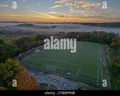 Herbstmorgen im Siegerland. Luftaufnahme bei Siegen-Gosenbach. In den Taelern Tälern liegt Nebel. Im Vordergrund der Sportplatz des SV Gosenbach und der SG Oberschelden. Herbst im Siegerland am 20.10.2024 in Siegen/Deutschland. *** Herbstmorgen in Siegerland Luftaufnahme bei Siegen Gosenbach Nebel liegt in den Tälern im Vordergrund das Sportfeld des SV Gosenbach und SG Oberschelden Herbst in Siegerland am 20 10 2024 in Siegen Deutschland Stockfoto