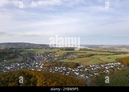 Herbstmorgen im Siegerland. Luftaufnahme bei Siegen-Oberschelden. In den Taelern Tälern im Hintergrund liegt Nebel. Im Vordergrund hat sich der Wald herbstlich verfaerbt verfärbt. Herbst im Siegerland am 20.10.2024 in Siegen/Deutschland. *** Herbstmorgen im Siegerland Luftaufnahme bei Siegen Oberschelden im Hintergrund ist Nebel im Vordergrund der Wald hat sich am 20 10 2024 in Siegerland herbstlicher Herbst verwandelt Stockfoto