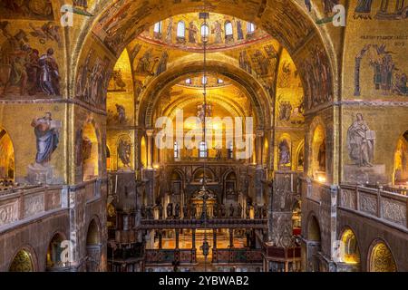 Venedig, Italien - 7. Februar 2024: Innenansicht der berühmten Markusbasilika in Venedig, Italien Stockfoto