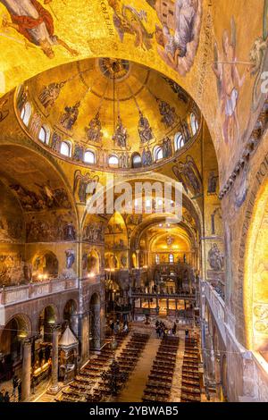 Venedig, Italien - 7. Februar 2024: Innenansicht der berühmten Markusbasilika in Venedig, Italien Stockfoto