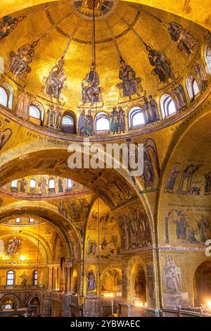 Venedig, Italien - 7. Februar 2024: Innenansicht der berühmten Markusbasilika in Venedig, Italien Stockfoto