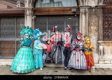 Venedig, Italien - 7. Februar 2024: Hübsche Kostüme, die von Menschen während des Karnevals in Venedig getragen wurden Stockfoto