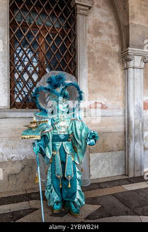 Venedig, Italien - 11. Februar 2024: Hübsche Kostüme, die ein Mann während des Karnevals in Venedig getragen hat Stockfoto