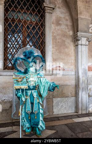 Venedig, Italien - 11. Februar 2024: Hübsche Kostüme, die ein Mann während des Karnevals in Venedig getragen hat Stockfoto