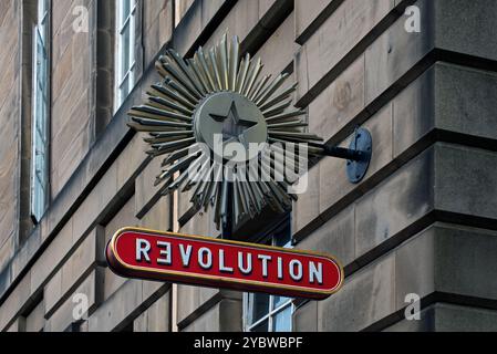 Schild vor der Revolution Cocktail Bar und Restaurant in Chambers Street, Edinburgh, Schottland, Großbritannien. Stockfoto