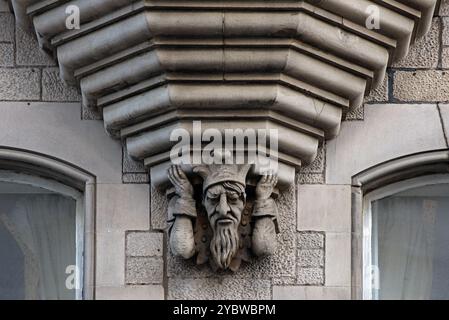 Oriel-Fenster mit Kopf und Händen einer bärtigen Figur in der Cockburn Street in Edinburghs Altstadt. Stockfoto