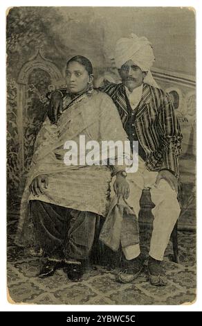 Original-Postkarten-Studio-Porträt des indischen Paares, Mannes und Ehefrau aus den frühen 1900er Jahren. Der Mann trägt einen Turban, Sikh Identität und Frau, um 1910, vielleicht eine Andenken-Postkarte. Stockfoto