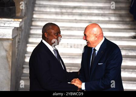 Neapel, Italien. Oktober 2024. G7 Italia 2024 Verteidigungsministertreffen: Guido Crosetto, der italienische Verteidigungsminister (R), begrüßt den US-amerikanischen Verteidigungsminister Lloyd Austin (L) während des Treffens im Königspalast von Neapel und hält ihm die Hand. (Foto: Pasquale Gargano/Pacific Press) Credit: Pacific Press Media Production Corp./Alamy Live News Stockfoto