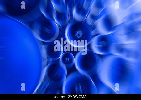 Zoomeffekt bei Nahaufnahme von Blasen auf Wasseroberflächenwasser in blauem Farbverlaufshintergrund. Stockfoto