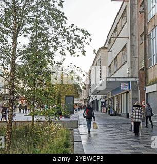 Tesco Express New George Street, Plymouth. Als Teil der im Oktober 2024 abgeschlossenen Umgestaltung der Straße angesehen. Die Ertüchtigung beinhaltete einen neuen Abfluss Stockfoto