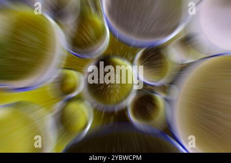 Vergrößern Sie den Effekt bei Nahaufnahme von Blasen auf Wasser Oberflächenwasser in dunklem goldenem Farbverlauf Stockfoto