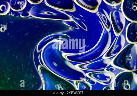 Wirbel-Effekt von Blasen auf Wasseroberfläche im blauen Farbverlauf Stockfoto