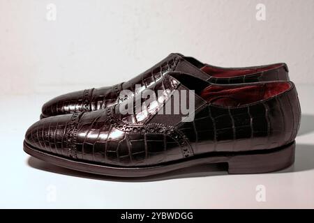 Hochwertige, Handgefertigte Britische Schuhe. Schwarze Krokodilhaut. Stockfoto