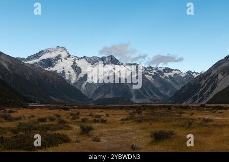 Wanderausblicke auf den Hooker Valley Track in Richtung Mount Cook (Aoraki) an einem ruhigen Sommermorgen mit kristallklarem Himmel (Südinsel, Neuseeland) Stockfoto
