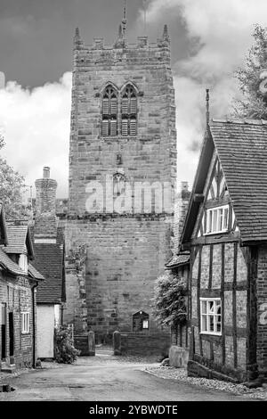 Monochromer Blick auf die Church Street of St Mary's und die All Saints Kirche im malerischen ländlichen Cheshire Dorf Great Budworth Stockfoto