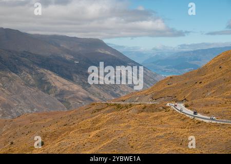 Blick auf Auckland an einem frühen Sommertag vom Crown Range Road Scenic Lookout aus mit einem Flugzeug, das sich nähert (Südinsel, Neuseeland) Stockfoto