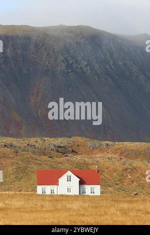 Snaefellsnes, Island - 29. September 2024: Foto eines einsamen Gehöfts in ländlicher Lage auf der isländischen Halbinsel Snaefellsnes mit felsigem Berg Stockfoto