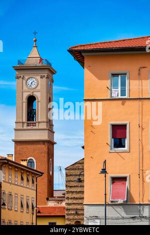 Der Glockenturm von Chiesa di San Ferdinando steht zwischen Gebäuden in Livorno, Italien. Stockfoto