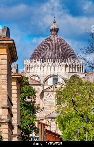 Die Kuppel des Battistero di San Giovanni in Pisa, Italien, wird von der Via Roma aus gesehen. Stockfoto