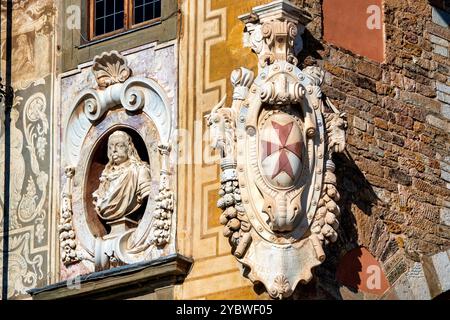 Nahaufnahme der Fassade des Palazzo della Carovana in Pisa, Italien, mit einer Büste und dem Wappen der Ritter von St. Stephan. Stockfoto