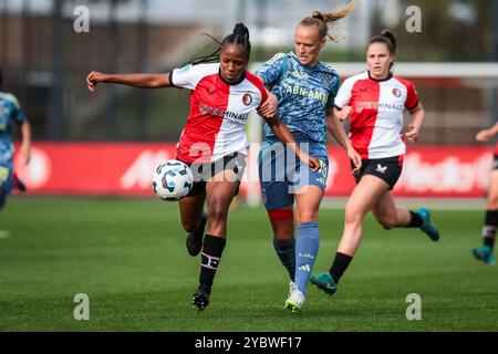 Rotterdam, Niederlande. Oktober 2024. ROTTERDAM, 20.10.2024, Varkenoord, Azerion Eredivisie vrouwen, Feyenoord - Ajax (Frauen), Saison 2024/2025, während des Spiels Feyenoord - Ajax (Frauen), Feyenoord-Spieler Celainy Obispo, Ajax-Spieler Tiny Hoekstra Credit: Pro Shots/Alamy Live News Stockfoto