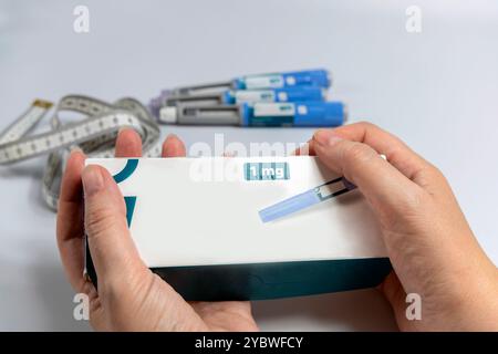 Hände, die Ozempic Insulin-Injektions-Pen halten, bei Diabetikern und Gewichtsverlust. Medizinische Geräte für Diabetesparienten. Hochwertige Fotos Stockfoto