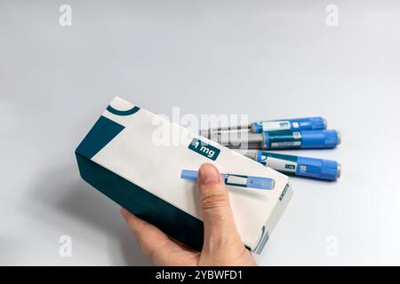 Hände, die Ozempic Insulin-Injektions-Pen halten, bei Diabetikern und Gewichtsverlust. Medizinische Geräte für Diabetesparienten. Hochwertige Fotos Stockfoto