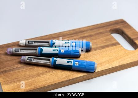 Ozempic Insulininjektionsstift für Diabetiker und Gewichtsverlust und ein Schneidebrett. Hochwertige Fotos Stockfoto