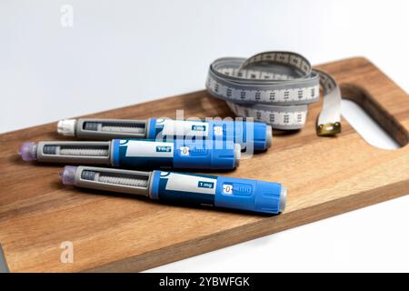 Ozempic Insulininjektionsstift für Diabetiker und Gewichtsverlust und ein Schneidebrett. Hochwertige Fotos Stockfoto