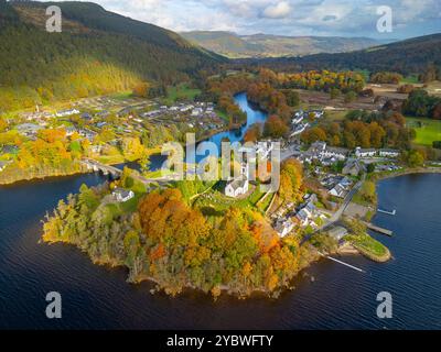 Luftaufnahme von der Drohne des Dorfes Kenmore in Herbstfarben auf Loch Tay, Perth und Kinross, Schottland, Großbritannien Stockfoto