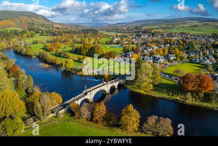 Luftaufnahme von der Drohne der General Wade’s Bridge im Dorf Aberfeldy in Herbstfarben am Fluss Tay, Perth und Kinross, Schottland, Großbritannien Stockfoto