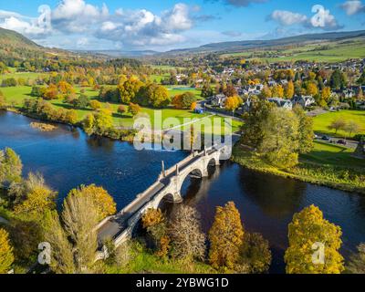 Luftaufnahme von der Drohne der General Wade’s Bridge im Dorf Aberfeldy in Herbstfarben am Fluss Tay, Perth und Kinross, Schottland, Großbritannien Stockfoto