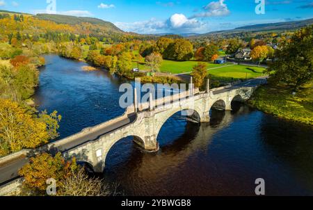 Luftaufnahme von der Drohne der General Wade’s Bridge im Dorf Aberfeldy in Herbstfarben am Fluss Tay, Perth und Kinross, Schottland, Großbritannien Stockfoto